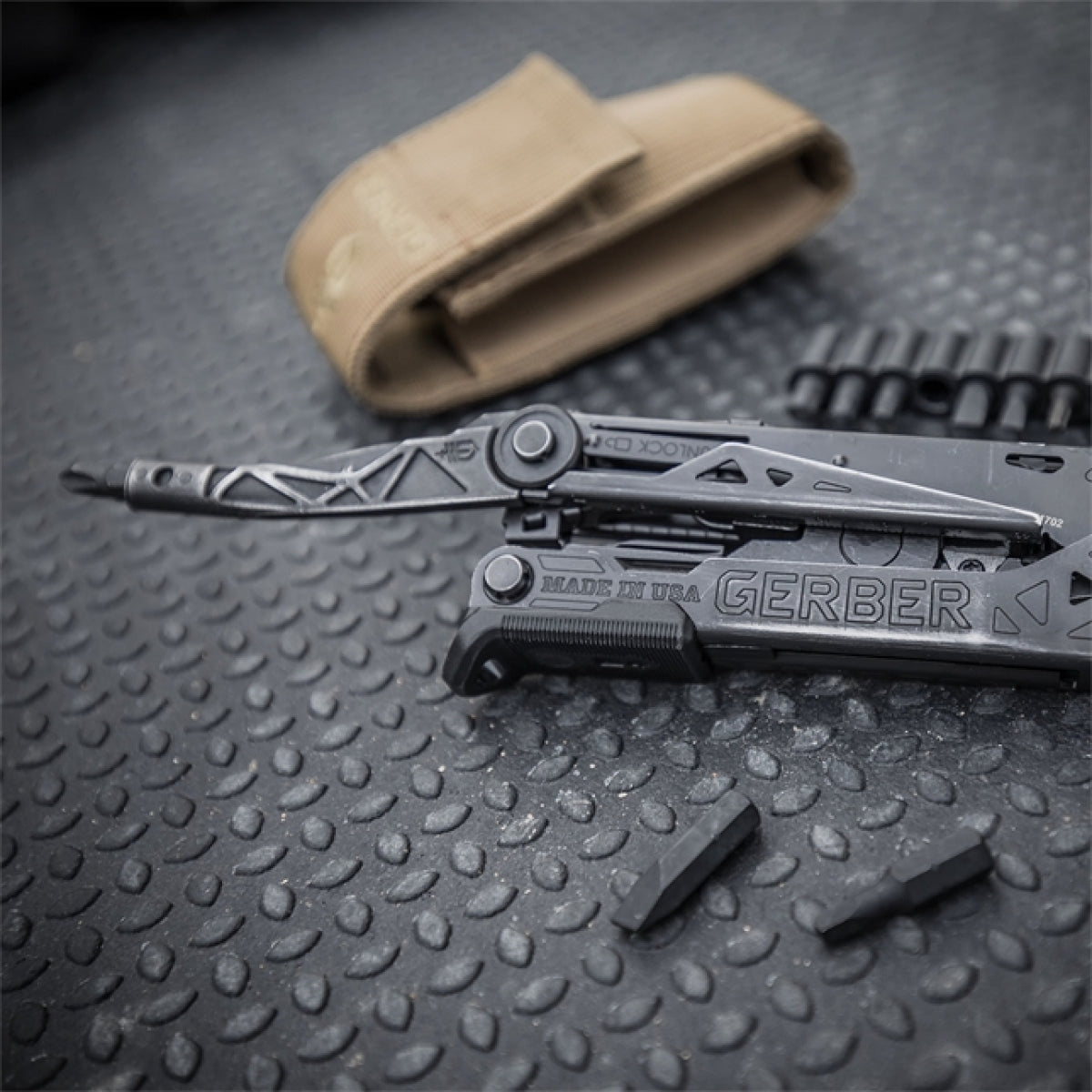 Center Drive - Black (Coyote Molle Sheath) - Gerber