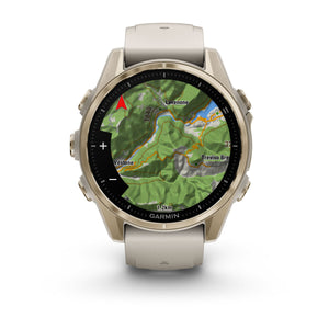 fēnix® 8 – 43 mm, AMOLED, Sapphire, Soft Gold med Fog Grey/Dark Sandstone silikonerem