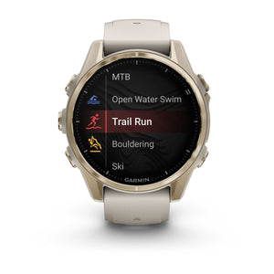 fēnix® 8 – 43 mm, AMOLED, Sapphire, Soft Gold med Fog Grey/Dark Sandstone silikonerem
