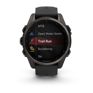 fēnix® 8 – 43 mm, AMOLED, Sapphire, Carbon Grey DLC-titanium med sort/Pebble Grey silikonerem