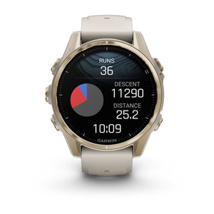 fēnix® 8 – 43 mm, AMOLED, Sapphire, Soft Gold med Fog Grey/Dark Sandstone silikonerem